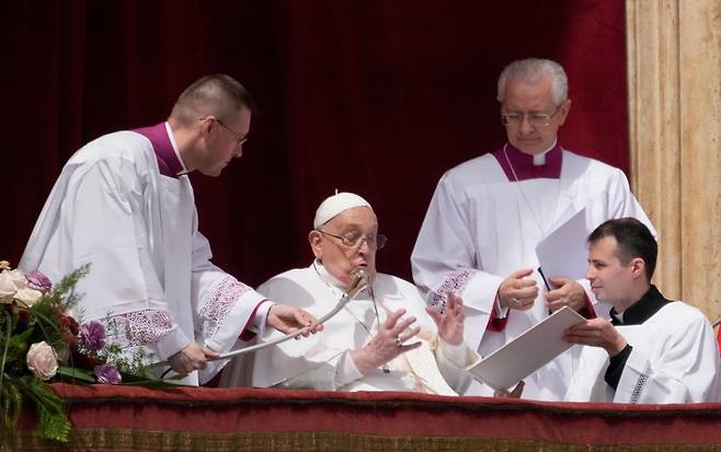 선종 하루 전인 20일(현지 시간) 프란치스코 교황이 바티칸 성베드로 대성당 2층 발코니에서 부활절을 맞아 전 세계에 전하는 축복 메시지 ‘우르비 에트 오르비(Urbi et Orbi·로마와 온 세계에)’의 인사말을 하고 있다. 교황은 인사말 부분만 직접 낭독했고, 이후 강론은 디에고 라벨리 대주교가 대독했다. 바티칸=AP 뉴시스