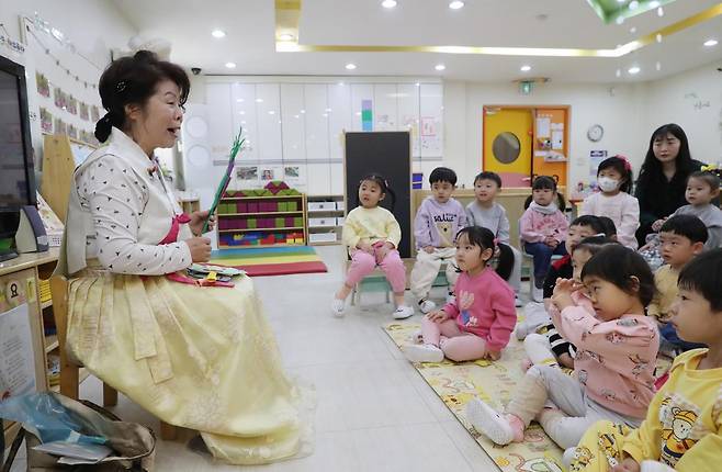 15일 오전 서울 송파구 은선유치원 새싹반에서 3세 아이들이 ‘이야기 어르신’ 김종숙 씨가 들려주는 옛날이야기를 듣고 있다. 송파구 제공