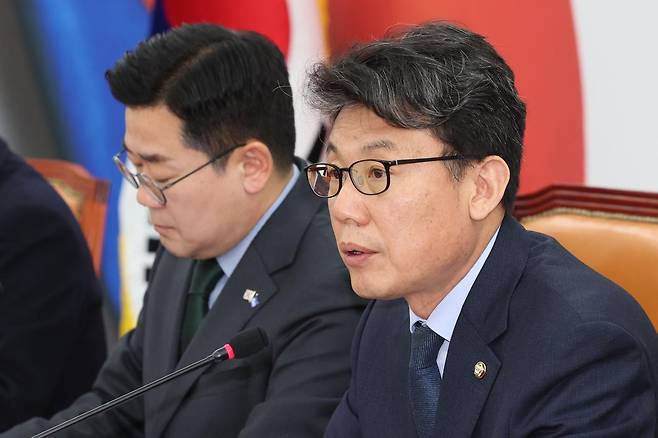 진성준 더불어민주당 정책위의장이 15일 오전 서울 여의도 국회에서 열린 원내대책회의에서 발언하고 있다. 2025.04.15. 뉴시스