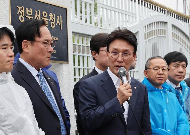 김민석 더불어민주당 최고위원이 22일 오전 서울 종로구 정부서울청사 앞에서 열린 한덕수 출마용 졸속관세협상 규탄 기자회견에서 발언하고 있다. 이날 기자회견에는 권향엽, 김동아, 김문수, 김준혁, 문대림, 박정현, 송재봉, 오세희, 이건태, 이기헌, 이병진, 이성윤, 이용우, 이재강, 임미애, 장종태, 전진숙, 채현일 의원 등이 함께 참석했다. 2025.04.22. 뉴시스