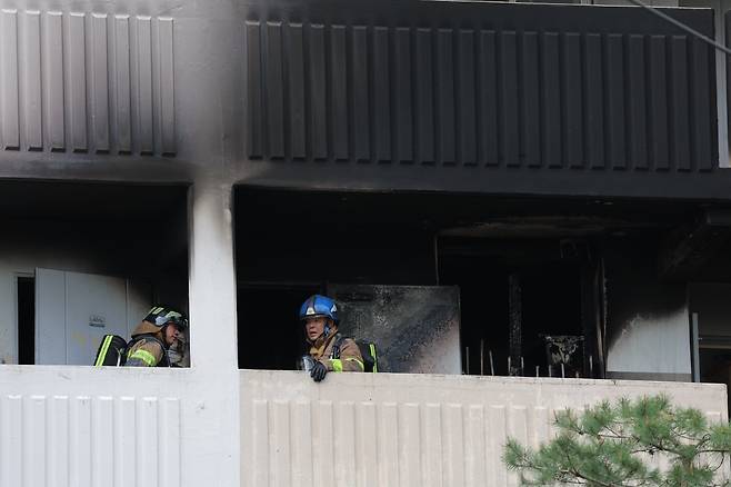 21일 서울 관악구 봉천동의 한 아파트에서 불이 나 소방대원들이 진화작업 후 현장을 확인하고 있다. 소방당국에 따르면 이날 오전 8시 17분 봉천동 소재 21층 규모의 아파트 4층에서 화재가 발생해 신원미상의 남성 1명이 숨지고 4층에서 추락한 70~80대 여성 2명이 전신에 화상을 입는 등 크게 다쳐 병원으로 이송됐다. 2025.4.21/뉴스1