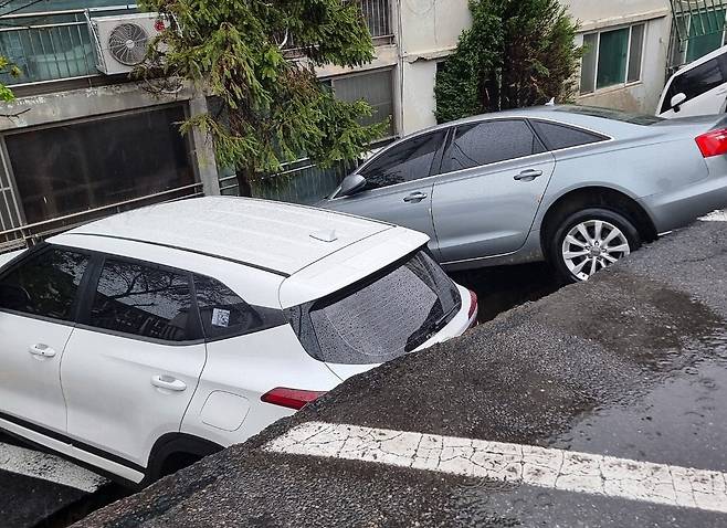 22일 오후 1시 10분께 경기 남양주시 화도읍 한 아파트 지상주차장 옹벽이 붕괴돼 차량 6대가 파손됐다. (독자제공) 2025.4.22 (남양주=뉴스1)