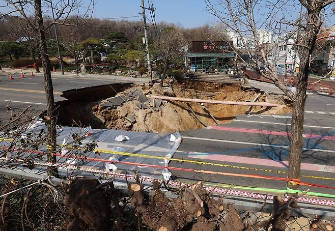 31일 오전 서울 강동구 명일동 대형 땅꺼짐(싱크홀) 사고 현장이 보이고 있다.  국토교통부는 지난 24일 명일동에서 발생한 대형 지반침하 사고 원인을 규명하기 위해 중앙지하사고조사위원회(사조위)를 구성·운영하며 사조위는 전문성과 객관성을 확보하기 위해 제4기 중앙지하사고조사위원단(2025년1월~2026년12월 62명) 소속 전문가로 구성했다. 사조위는 이날부터 오는 5월30일까지 2개월간 조사를 실시할 방침이다. 2025.03.31 뉴시스