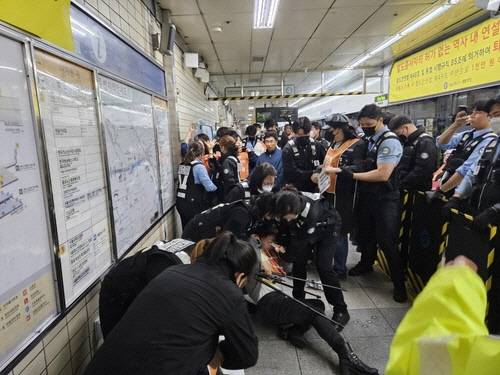 서울교통공사, 혜화역 시위 전장연 강제퇴거…물리적 충돌. [연합뉴스]