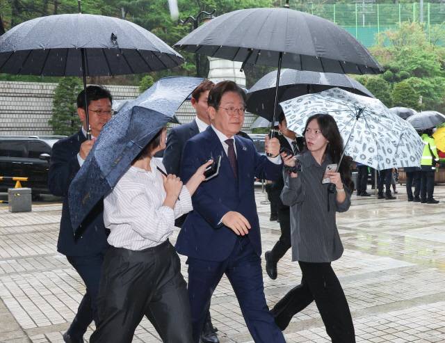 더불어민주당 이재명 대선 경선 후보가 22일 서울 서초구 서울중앙지법에서 열린 '대장동 배임·성남FC 뇌물' 1심 속행 공판에 출석하고 있다. [연합뉴스]