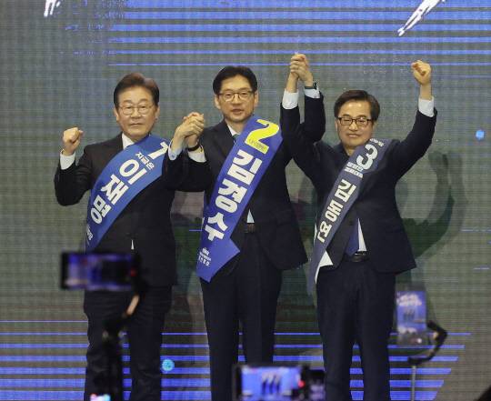 더불어민주당 대선 경선 후보들이 20일 울산시 울주군 울산전시컨벤션센터에서 열린 '제21대 대통령선거 후보자 선출을 위한 영남권 합동연설회'에서 당원들에게 인사하고 있다. 연합뉴스
