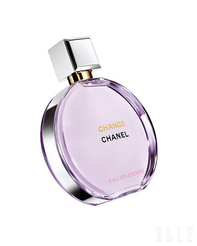 상큼한 과일과 장미, 바이올렛 향을 품은 라즈베리 어코드 위로 로즈 제라늄이 피워내는 풍성한 플로럴 향을 더하고, 은은한 머스크와 우디 향이 그 모든 것을 감싸며 신비로운 잔향을 남긴다. 바이올렛 컬러의 보틀이 신비로운 아우라를 더하는 샹스 오 스플렌디드 오 드 빠르펭, 50ml 20만6천원, 100ml 28만4천원, Chanel.