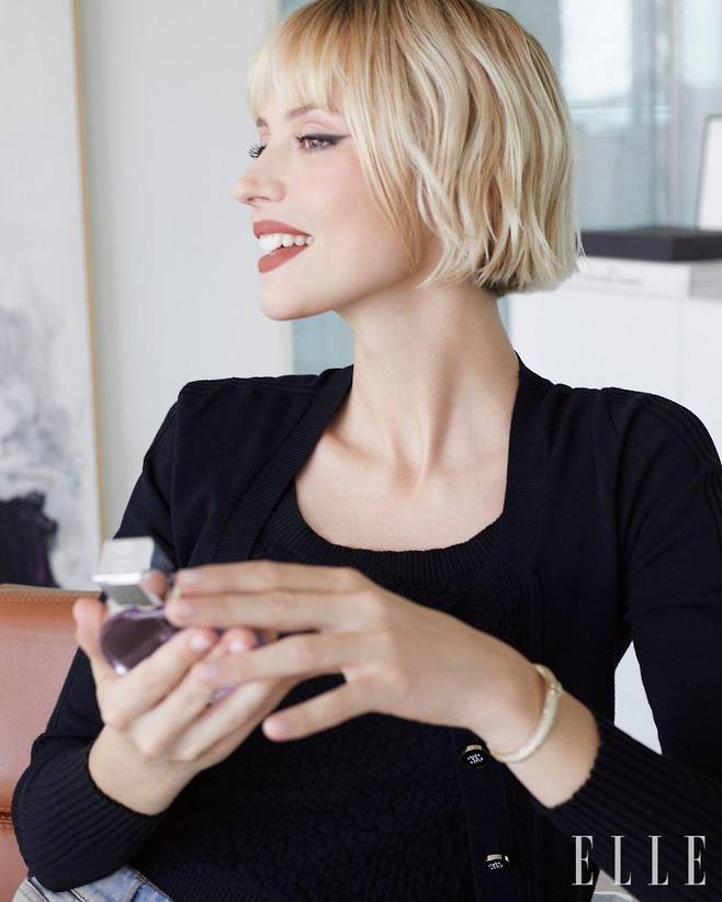 향을 맡고 기분 좋은 미소를 짓는 앙젤.