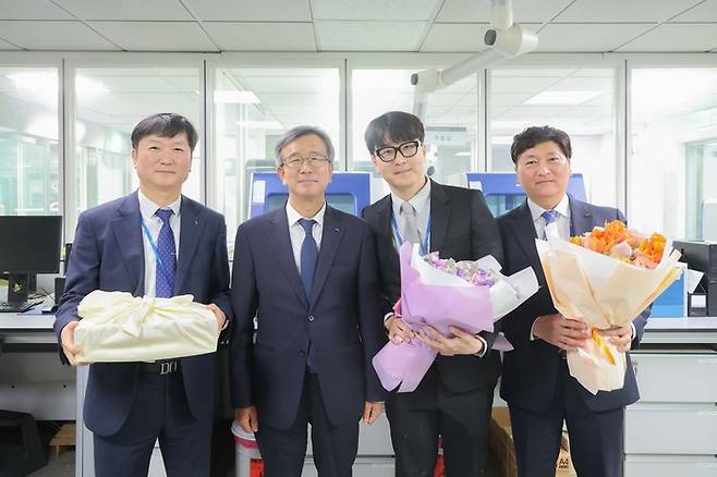 칭찬 주인공간담회 직후 (왼쪽부터) 유준동 소장, 정기환 회장, 최대하 과장, 강신욱 부장이 기념 촬영을 하고 있다. (사진=한국마사회)