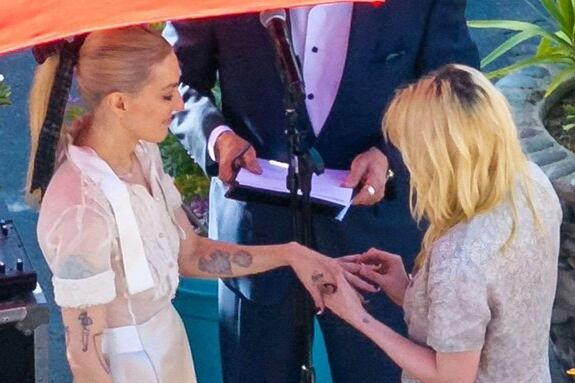 image.png ‘트와일라잇’ 크리스틴 스튜어트, 6년 열애 끝 연인과 결혼