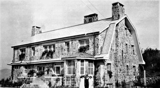 a14b08ad0826b45cbe342549565dc6f12a7a96a9a741a8987eacd0fd918c5122b6fa6a 연세대에 존재하는 고즈넉한 서양식 사택