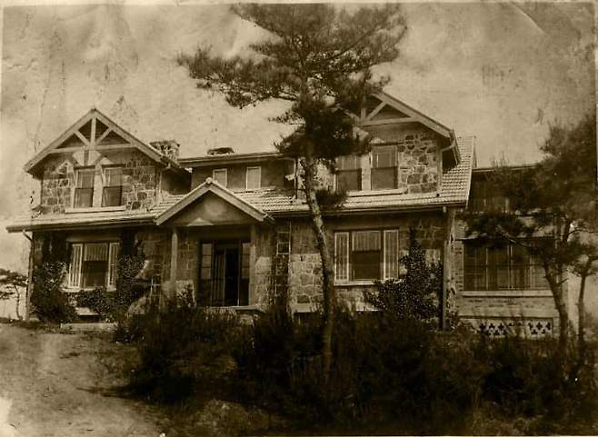 a66d30ad1a1e782cbb4f5a5dee91a8df15a3f76015af814fe8b52e701bd690a59333c5c5 연세대에 존재하는 고즈넉한 서양식 사택