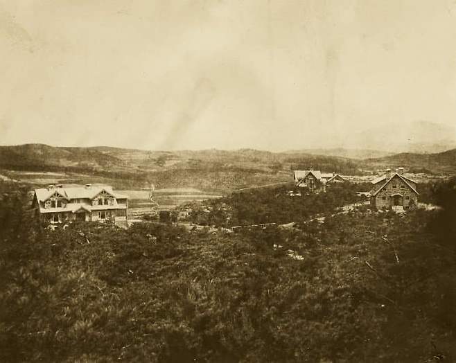 a65229ad290a782cbe5f5d5fe291aee5ebb072f27e803c684480b78cc2bf448767 연세대에 존재하는 고즈넉한 서양식 사택