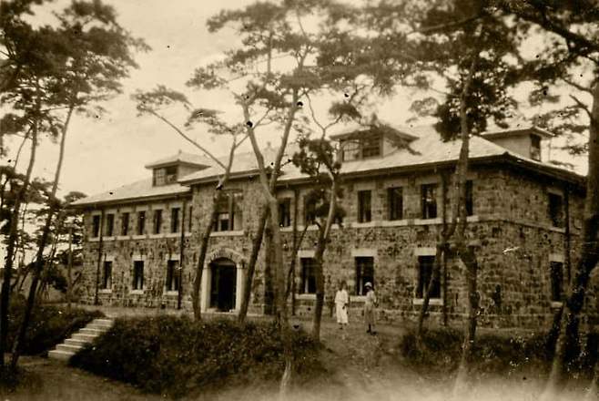 a04830aa0f1ab2728ef1dca511f11a3976237e2397a4659cb8 연세대에 존재하는 고즈넉한 서양식 사택