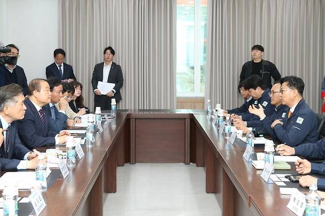 부산상공회의소 양재생 회장이 22일 오전 강관 제조 전문기업인 ㈜현대알비를 찾아 생산현장을 둘러보고, 최근 급변하는 대외통상 환경 속에서 기업이 직면한 애로사항을 청취했다. 부산상의 제공