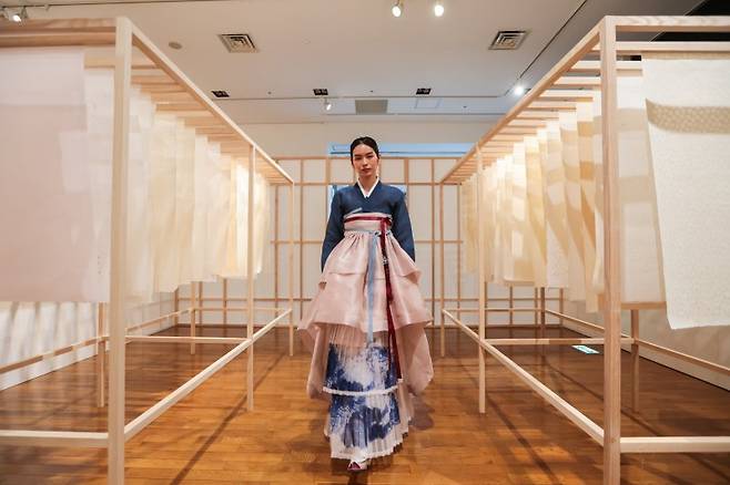 주일한국문화원에서 주최한 '한복 워킹퍼포먼스'. 문화체육관광부 제공