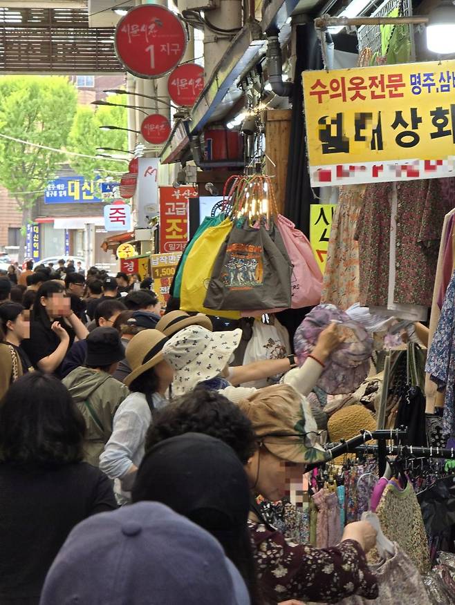 지난 20일 대구광역시의 대표적인 전통시장 중 하나인 중구 서문시장에서 시민들이 물건을 사고 있다. 사진=성석우 기자