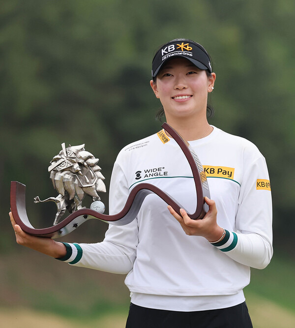 2025년 한국여자프로골프(KLPGA) 투어 넥센·세인트나인 마스터즈 대회 우승을 차지한 장타자 방신실 프로가 우승 트로피를 들고 포즈를 취하는 모습이다. 사진제공=KLPGA