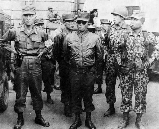 5·16 쿠데타 당시의 박정희 소장(가운데)과 부하들. 한겨레 자료