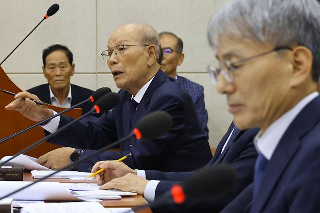 1950년 9월 진도중학교 1학년생으로 경찰에 학살당한 허훈옥(당시 14살)의 동생 허경옥씨가 지난해 10월10일 오후 서울 여의도 국회에서 열린 행정안전위원회 진실화해위 국정감사에 참석해 진실규명이 보류된 것에 억울함을 호소하고 있다. 오른쪽은 김광동 위원장. 윤운식 선임기자 yws@hani.co.kr