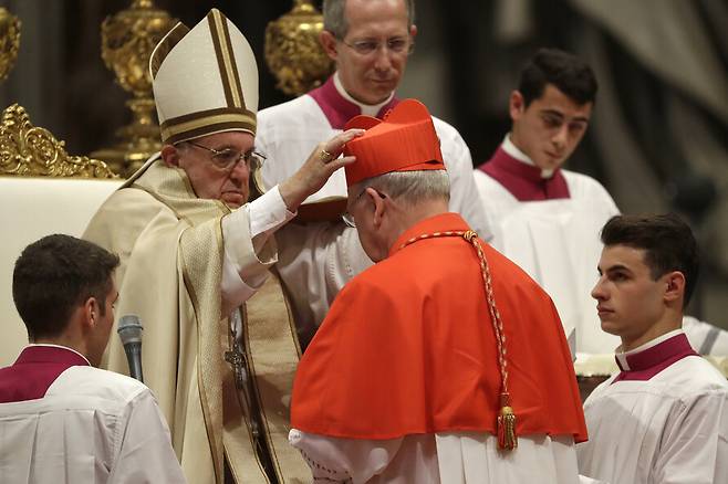 자료사진. 2016년 11월19일 바티칸 성 베드로 대성당에서 프란치스코 교황이 케빈 조셉 패럴 추기경을 바티칸 평신도·가족·생명부 장관으로 임명하며 ‘비레타’(붉은 모자)를 수여하고 있다. AP연합뉴스