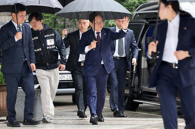 이재명 더불어민주당 대선 경선 후보가 22일 오전 서울 서초구 서울중앙지법에서 열린 ‘대장동 배임, 성남에프시(FC) 뇌물’ 1심 속행 공판에 출석하고 있다. 김영원 기자 forever@hani.co.kr