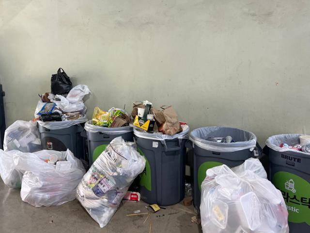 20일 서울 송파구 잠실야구장에 경기가 시작한 지 약 3시간 지나자 쓰레기통이 넘치고 있다. 권정현 기자