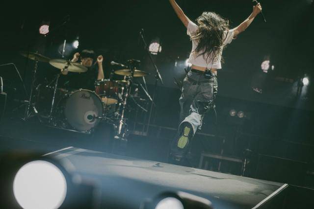 일본 싱어송라이터 아이묭이 19일 경기 고양 킨텍스에서 공연하며 무대 위를 펄쩍 뛰고 있다. 엠피엠지 제공