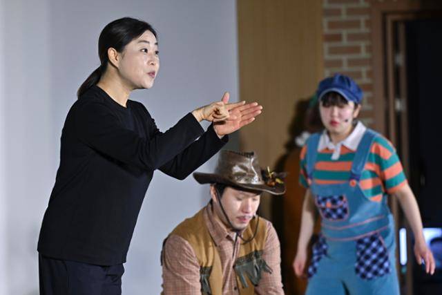 16일 경기 평택 사립특수학교에서 김홍남(왼쪽) 수어통역사와 배우들이 어린이 뮤지컬 공연을 하고 있다. 정다빈 기자