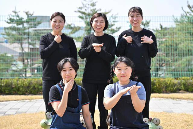 16일 경기 평택의 한 사립특수학교에서 공인수어통역 '잘함' 수어통역사들이 뮤지컬 공연 시작 전 “기쁨, 사랑, 행복, 희망을 원해요”라는 의미의 수어 동작을 취하고 있다. 김홍남(왼쪽 뒤부터 시계방향) 정지은 이수현 유민지 김도현 수어통역사. 정다빈 기자