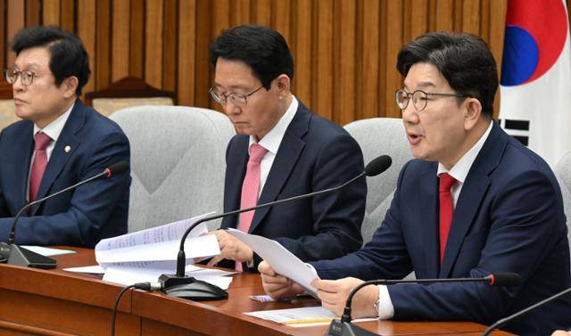 권성동(오른쪽) 국민의힘 원내대표가 22일 국회에서 열린 원내대책회의에서 발언하고 있다. 고영권 기자