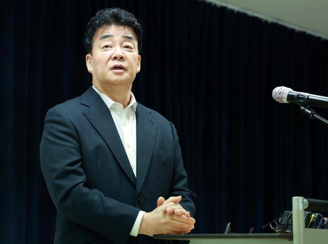 백종원이 MBC PD 출신 김재환 감독의 폭로로 갑질 의혹에 휩싸였다. 뉴스1