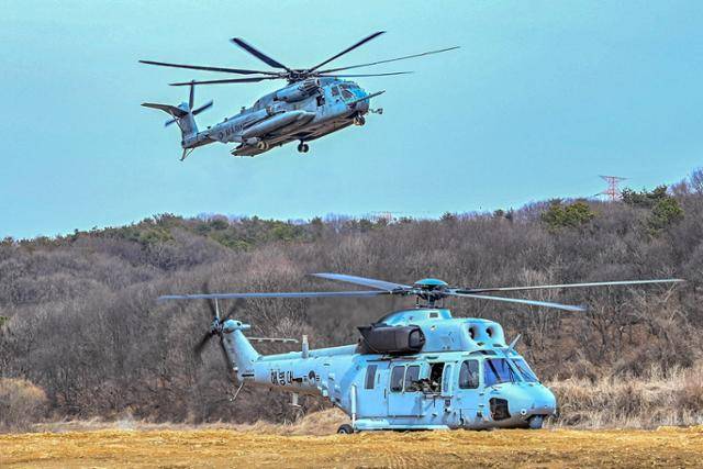지난달 실시된 '25-1차 KMEP 연합보병 제병협동훈련'에서 한미 해병대 장병들이 마린온(MUH-1)과 슈퍼스텔리온(CH-53E) 헬기를 이용해 공중돌격작전을 수행하고 있다. 해병대사령부 제공