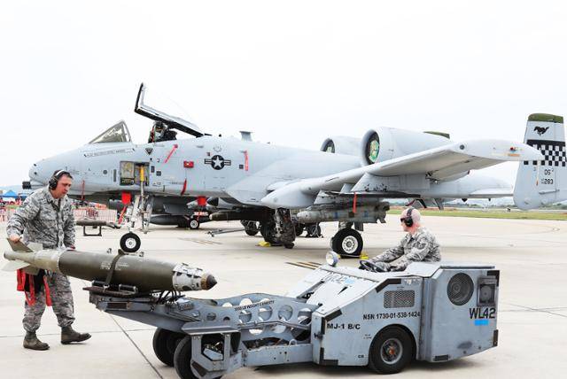 2019년 9월 오산기지에서 열린 '에어파워데이 2019' 미디어데이에서 미 공군 요원들이 A-10 대전차 공격기에 무기를 장착하고 있다. 연합뉴스
