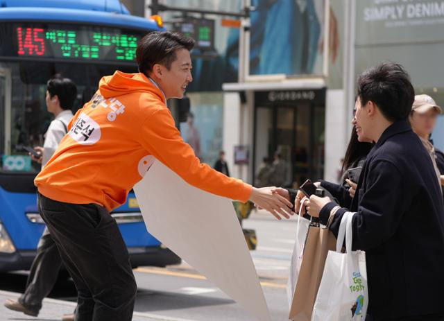 대선 출마를 선언한 이준석(왼쪽) 개혁신당 후보가 19일 서울 강남역 사거리에서 시민들과 인사하고 있다. 이준석 캠프 제공