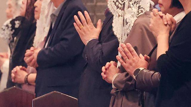 제266대 교황인 프란치스코 교황이 선종한 21일 서울 중구 천주교 서울대교구 주교좌명동대성당에서 신도들이 평일 미사를 하고 있다. 뉴스1