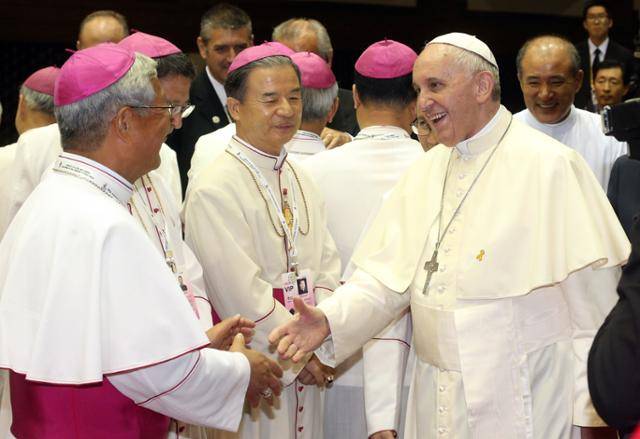 2014년 4박 5일의 방한 일정을 마친 프란치스코 교황이 배웅 나온 사제들과 인사하고 있다. 성남=연합뉴스