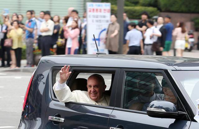 21일 선종한 프란치스코 교황이 2014년 8월 14일 방한 당시 서울 중구 을지로입구 교차로에서 기아 소형 스포츠유틸리티차(SUV) '쏘울'에 탄 채 시민들을 향해 손을 흔들어 인사하고 있다. 연합뉴스