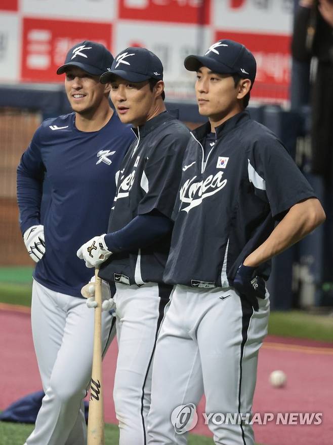 '우리가 WBC 대표팀의 중심'_(서울=연합뉴스) 월드베이스볼클래식(WBC) 대표팀 에드먼(왼쪽), 김하성, 이정후(오른쪽)가 2일 오후 서울 구로구 고척스카이돔에서 열린 훈련에 참여하고 있다. 2022.3.2 dwise@yna.co.kr