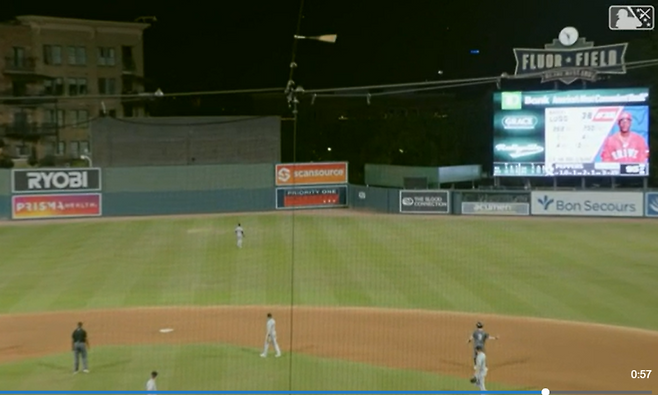 홈런 타구 만큼 높이 날아간 루고의 배트. MLB닷컴 캡처