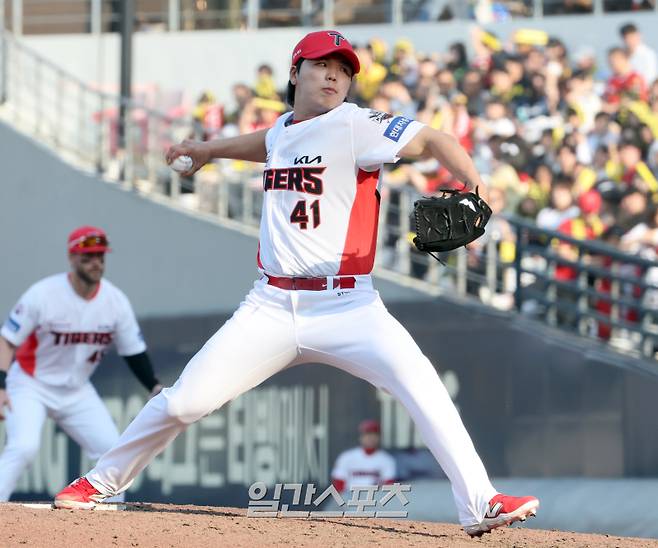 22일 오후 광주 기아챔피언스필드에서 열린 2025 프로야구 NC와 KIA의 개막경기. KIA 투수 황동하가 9회 등판 역투하고 있다 광주=정시종 기자&nbsp; /2025.03.22.