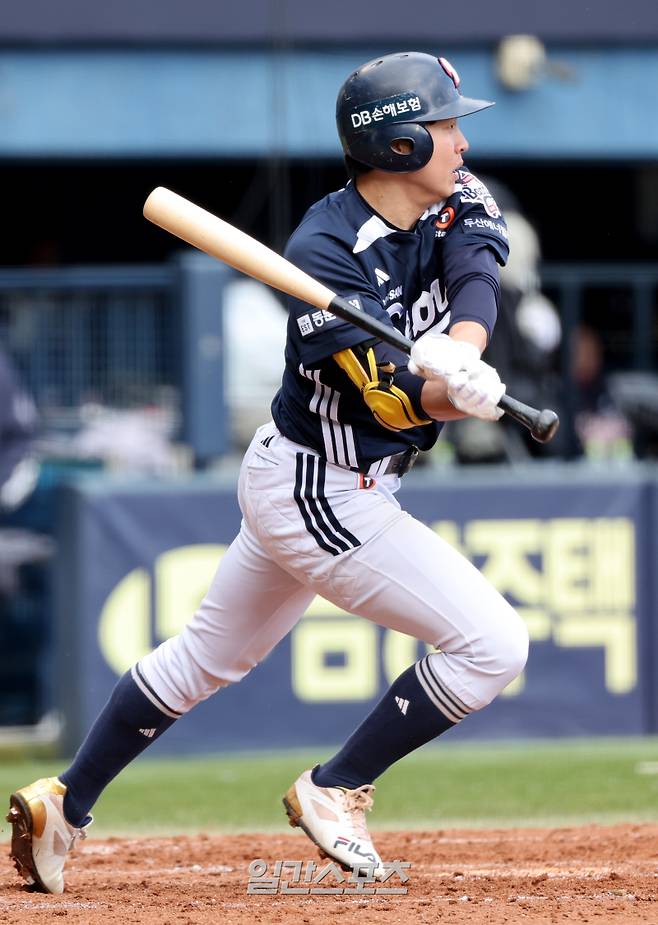 2025 KB0리그 프로야구 LG트윈스와 두산베어스의 경기가 13일 오후 서울 잠실야구장에서 열렸다. 4회초 무사 2,3루 정수빈이 1타점 적시타를 치고 있다. 잠실=김민규 기자 mgkim1@edaily.co.kr