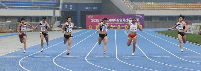 김다은(오른쪽 세 번째)이 21일 경북 구미시민운동장에서 열린 2025 구미아시아육상경기선수권대회 최종선발대회 여자 100ｍ 결선에서 가장 먼저 결승선을 통과하고 있다. 사진=대한육상연맹 제공