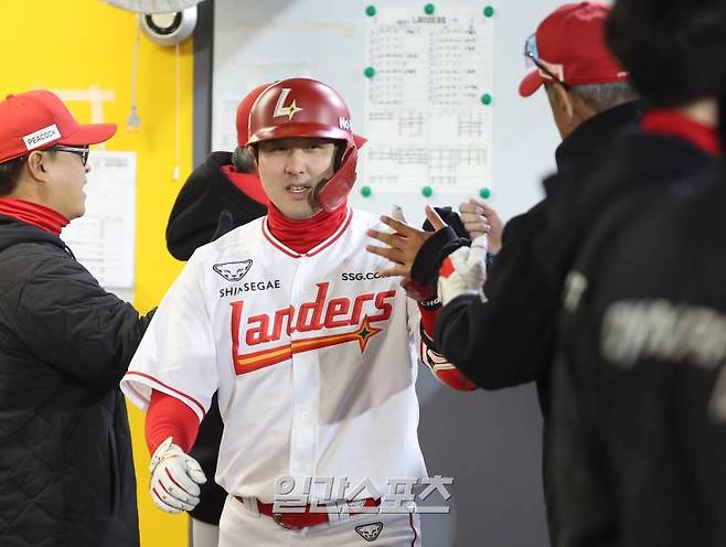 13일 오후 인천SSG랜더스필드에서 열린 2025 KB0리그 SSG랜더스와 키움히어로즈의 프로야구 시범경기에서 8회말 무사 1루 최정이 대타로 나와 투런홈런을 치고 홈인해 이숭용 감독의 축하를 받고 있다. 인천=김민규 기자 mgkim1@edaily.co.kr /2025.03.13/