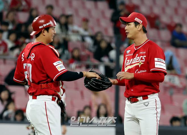 22일 오후 수원 KT위즈파크에서 열린 2025 프로야구 SSG 와 KT 경기. SSG 선발 김광현이 1회 KT 허경민에게 1실점한뒤 마운드에 올라온 포수 조형우와 얘기 하고 있다. 수원=정시종 기자 capa@edaily.co.kr /2025.04.22.