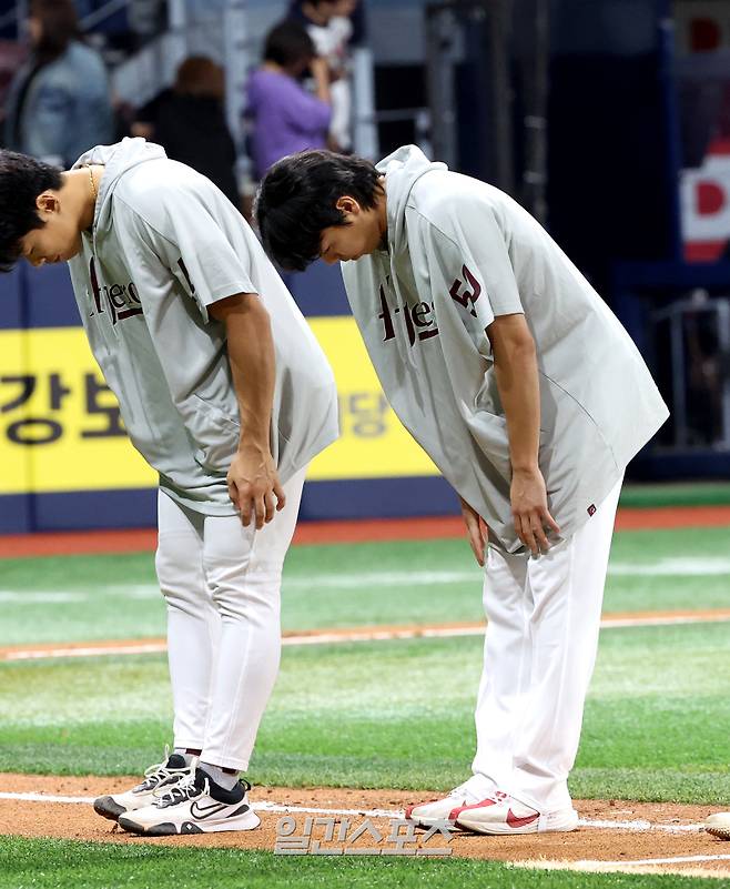 2025 KB0리그 프로야구 키움히어로즈와 두산베어스의 경기가 22일 오후 서울 고척스카이돔에서 열렸다. 5대 4로 승리한 키움 선발 하영민 등 선수들이 경기 후 팬들에 인사하고 있다. 고척=김민규 기자 mgkim1@edaily.co.kr