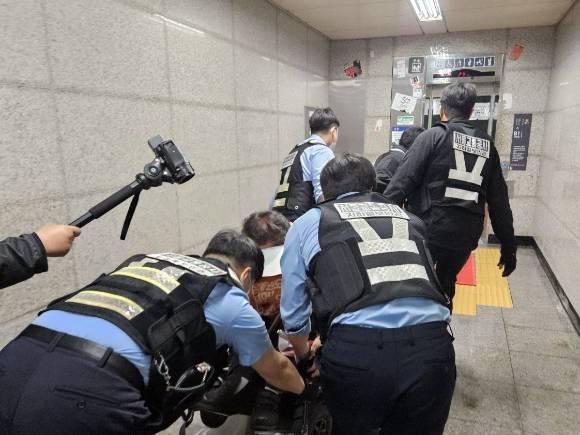 22일 오전 서울 혜화역 승강장에서 선전전을 벌이던 전국장애인차별철폐연대(전장연) 회원이 서울교통공사 지하철보안관들에 의해 강제 퇴거당하고 있다. [사진=연합뉴스]