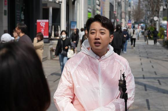 이준석 개혁신당 대선 후보가 10일 서울 강남역 인근 선거 사무실 앞에서 기자회견을 진행하고 있다. [사진=개혁신당]