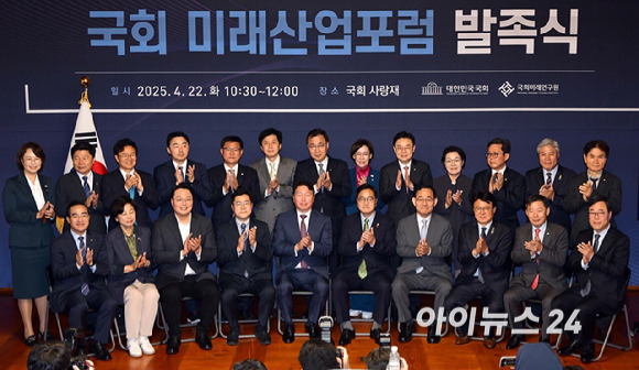 우원식 국회의장, 최태원 대한상의 회장 등 참석자들이 22일 서울 여의도 국회 사랑재에서 열린 국회 미래산업포럼 발족식에 앞서 기념촬영을 하고 있다. [사진=곽영래 기자]