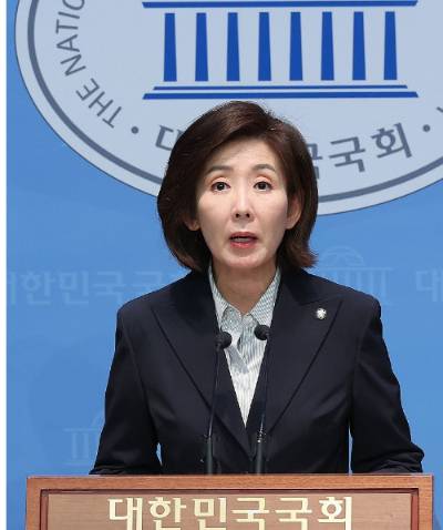 나경원 국민의힘 대선 경선 후보가 22일 서울 여의도 국회 소통관에서 공약 관련 기자회견을 하고 있다. [사진=연합뉴스]